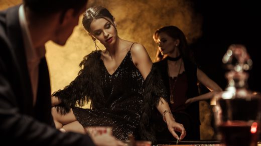 Een luxe casino-ervaring met een prachtige vrouw in schitterende avondkledij, weerspiegelt de glamour en spanning van het spel